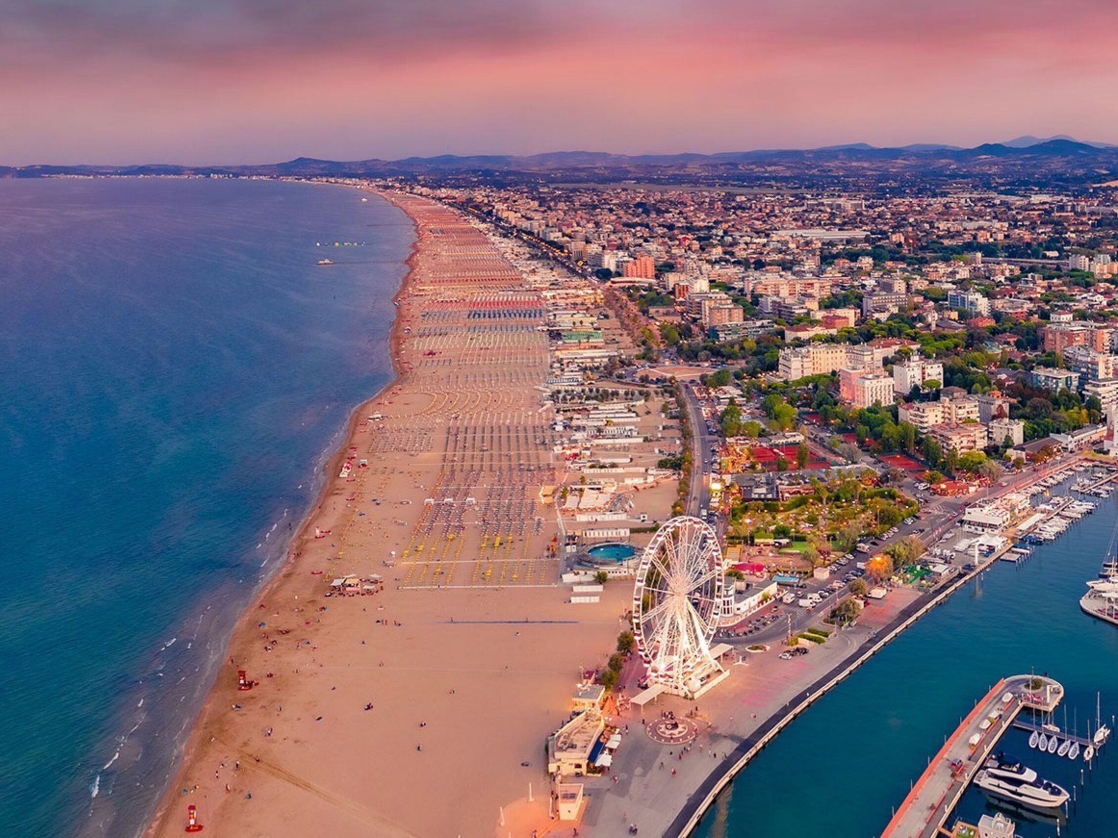 visione aerea della riviera riminese con la ruota panoramica e numerosi stabilimenti balneari
