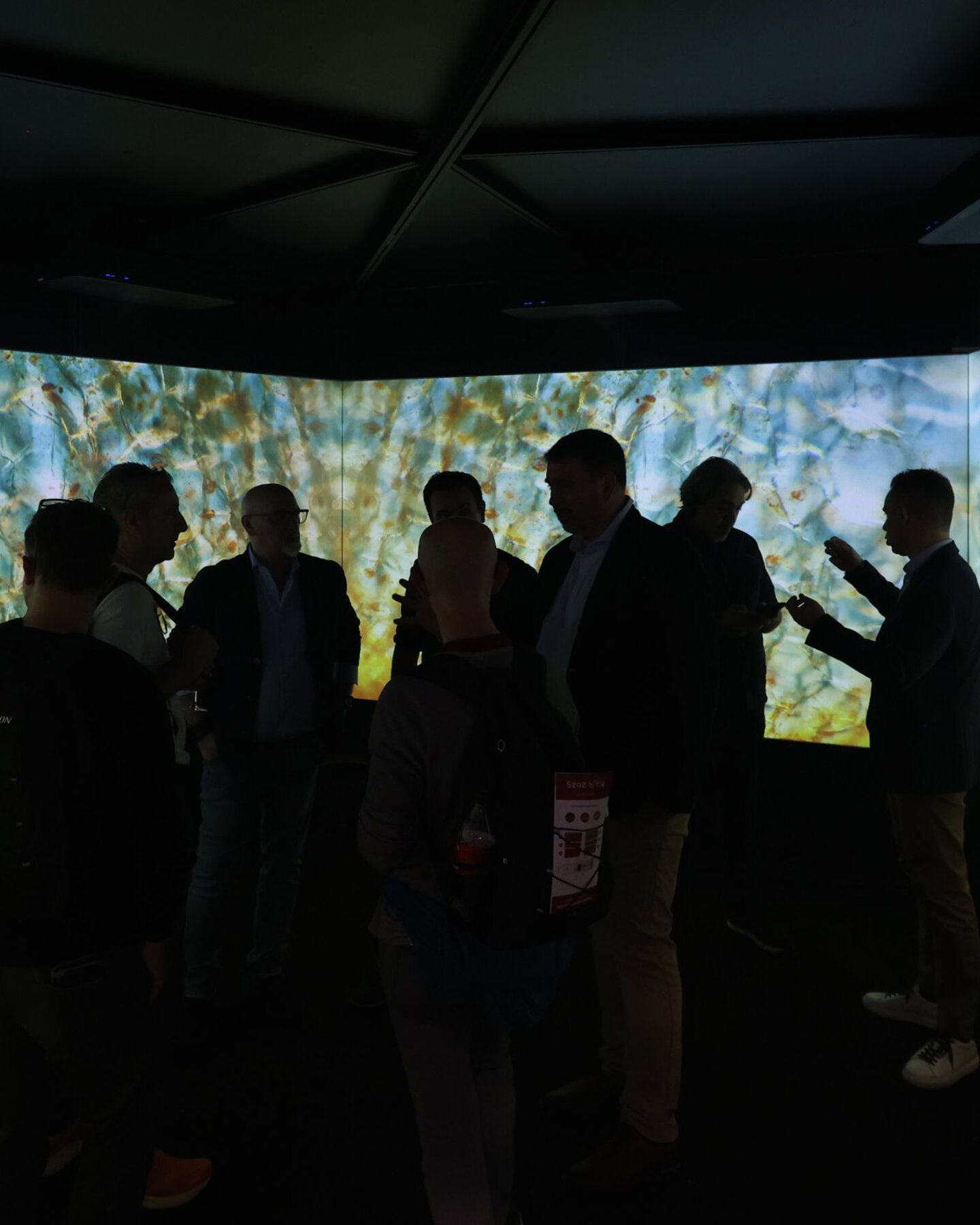 Professionisti all’interno di una sala immersiva a MIR, tra contenuti multimediali e tecnologie visive avanzate Professionisti all’interno di una sala immersiva a MIR, tra contenuti multimediali e tecnologie visive avanzate