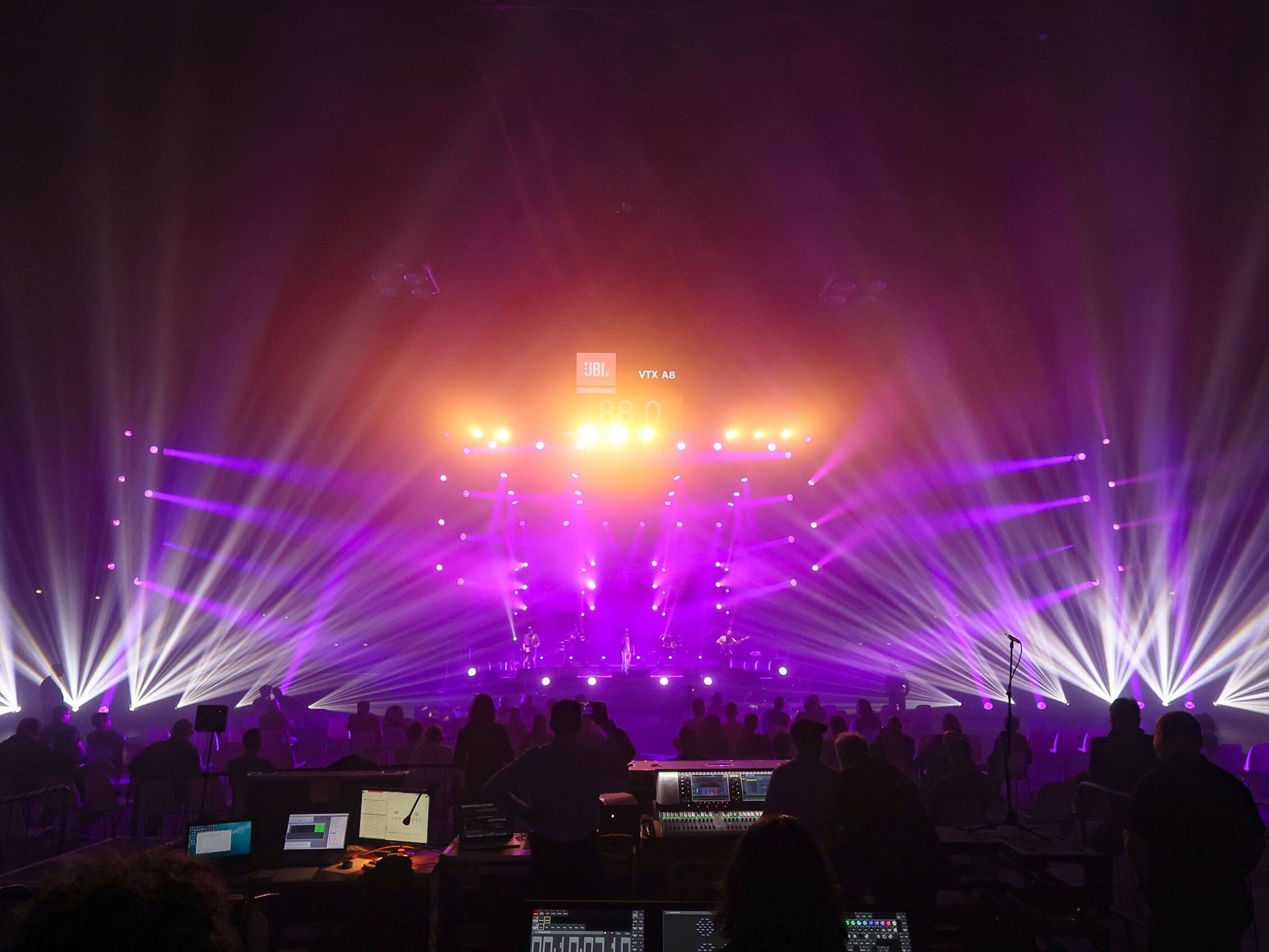 Test live di luci e audio in area speciale Live You Play a MIR, con pubblico e regia tecnica in azione