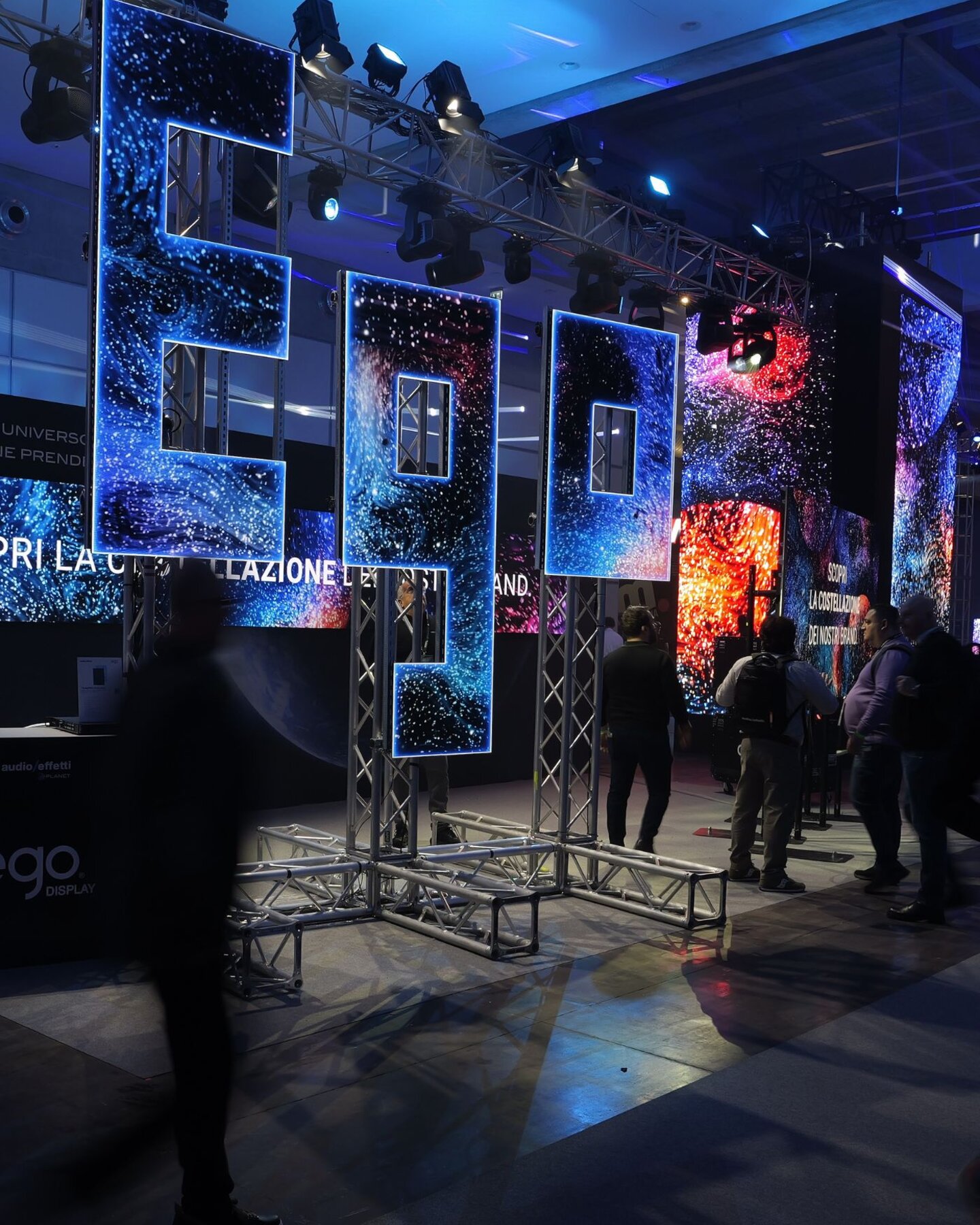 Installazione luminosa e schermi LED immersivi all’interno di uno stand fieristico innovativo Installazione luminosa e schermi LED immersivi all’interno di uno stand fieristico innovativo