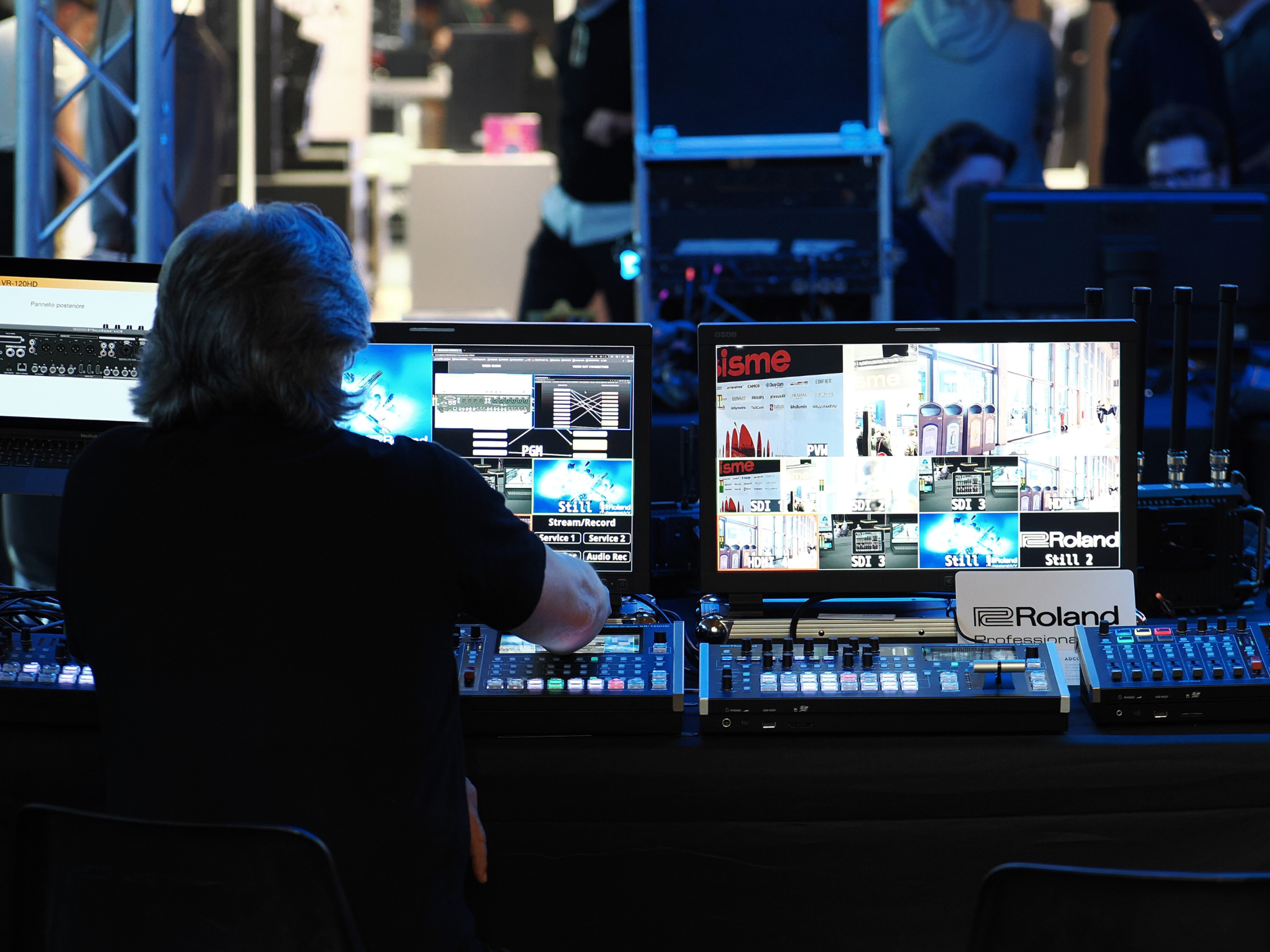 Tecnico broadcast al lavoro su sistemi di regia e controllo audio-video al MIR 2025 con tecnologia Roland