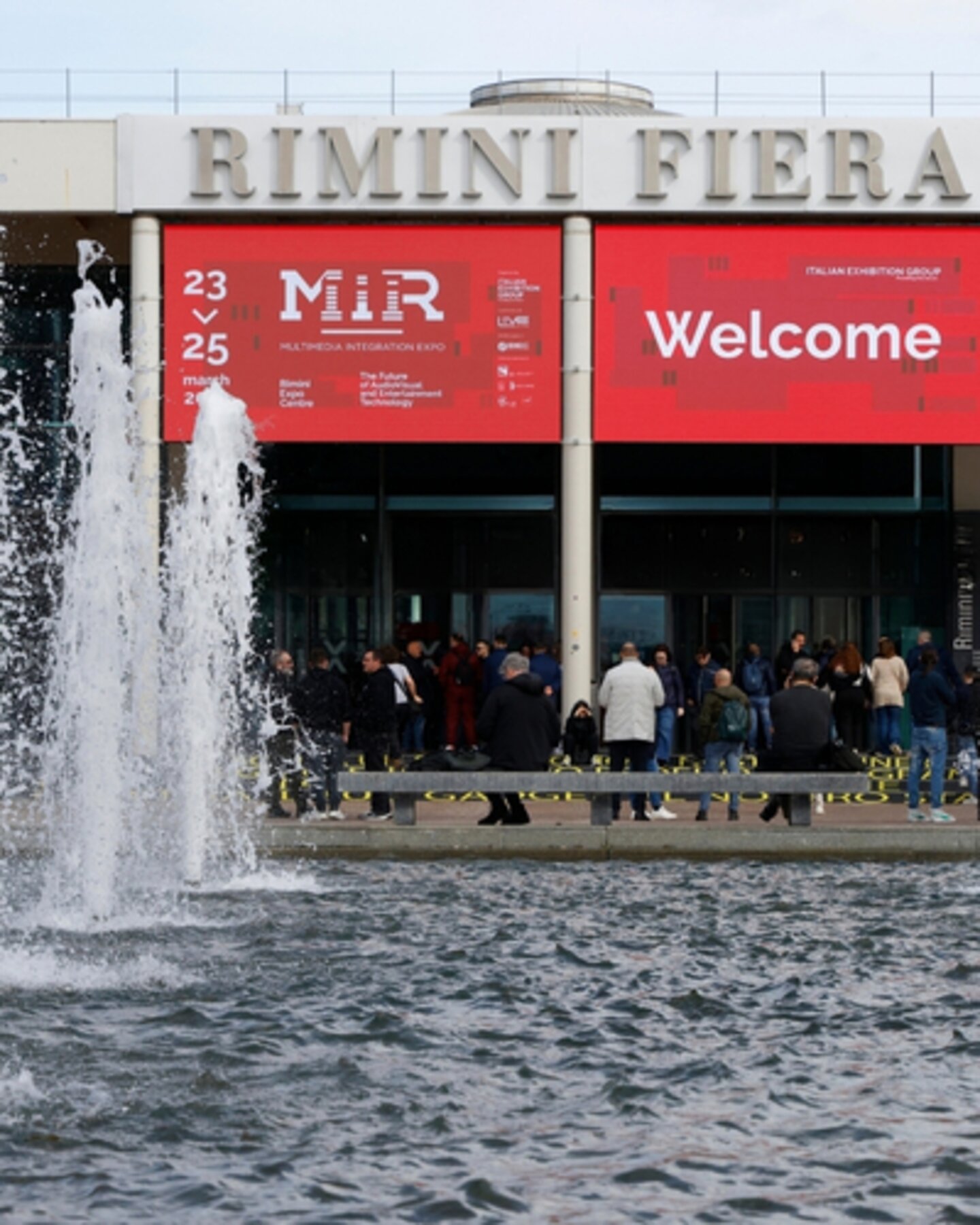 Videowall esterni al Rimini Expo Centre con il benvenuto a MIR 2025, fiera su tecnologie audiovisive. Videowall esterni al Rimini Expo Centre con il benvenuto a MIR 2025, fiera su tecnologie audiovisive.