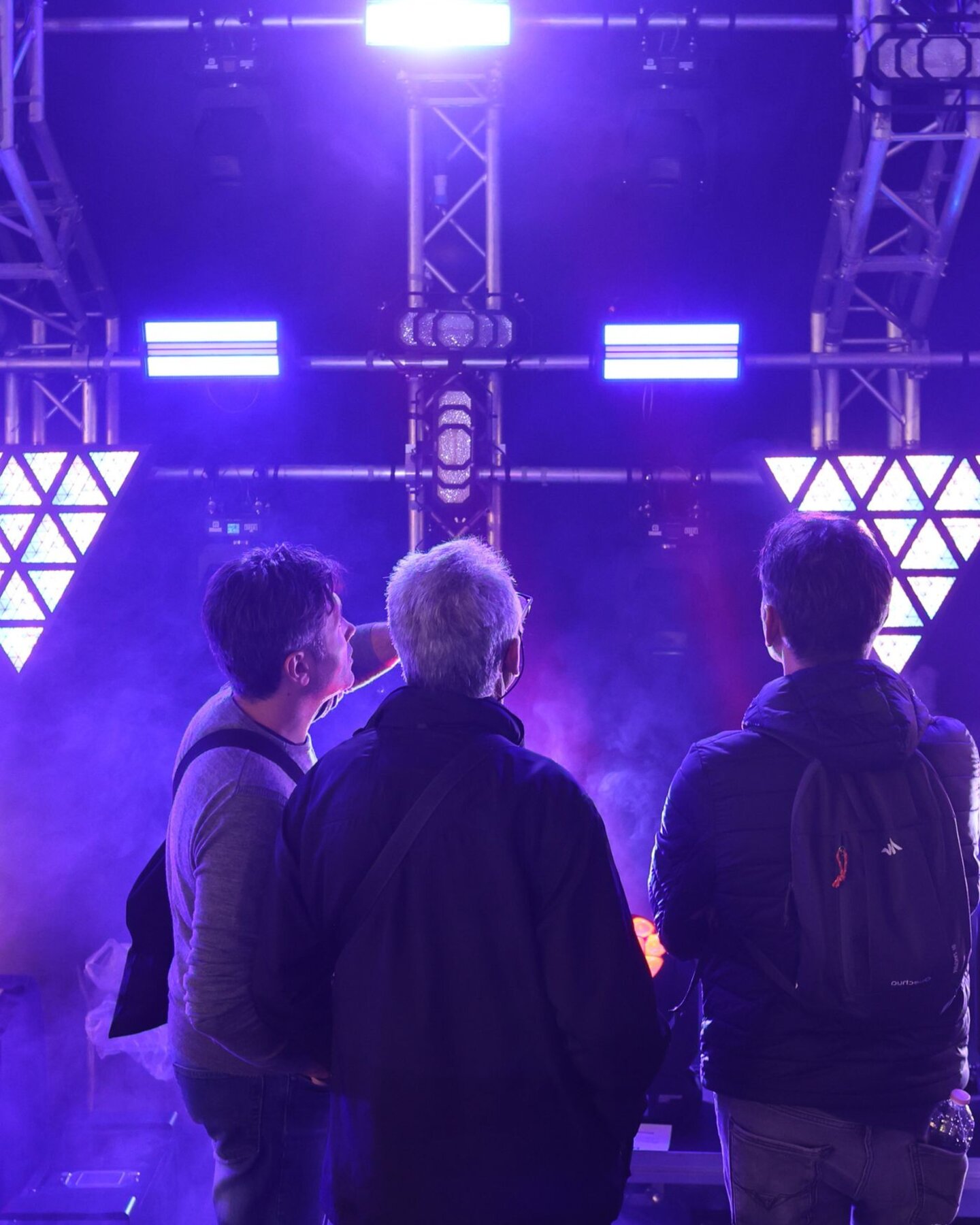Visitatori osservano un’installazione luminosa immersiva a MIR, esperienza condivisa tra professionisti Visitatori osservano un’installazione luminosa immersiva a MIR, esperienza condivisa tra professionisti