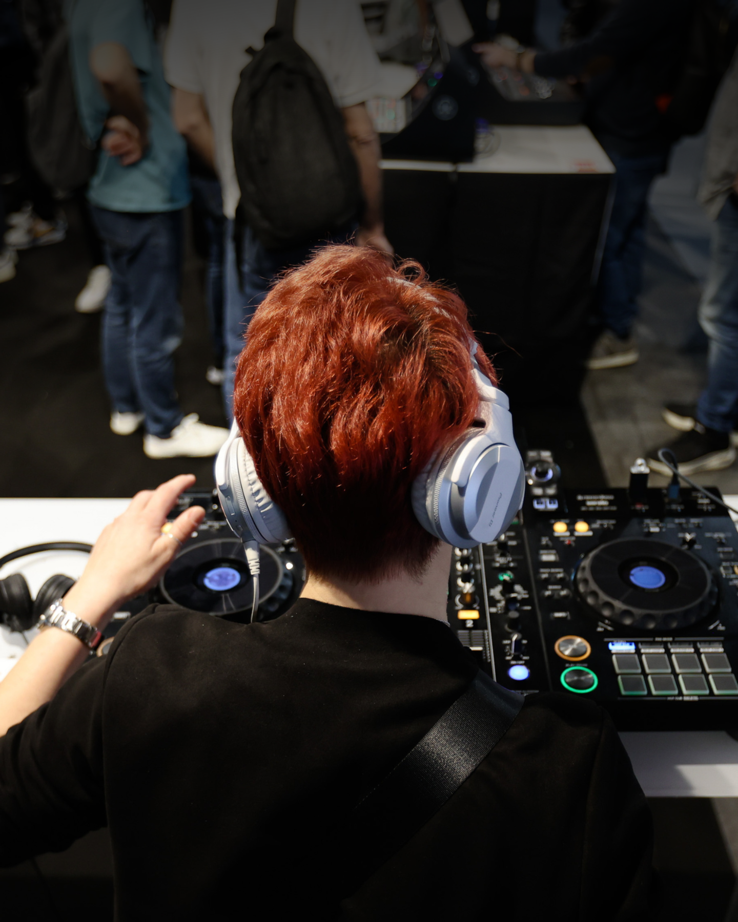 DJ al lavoro su una consolle professionale durante MIR