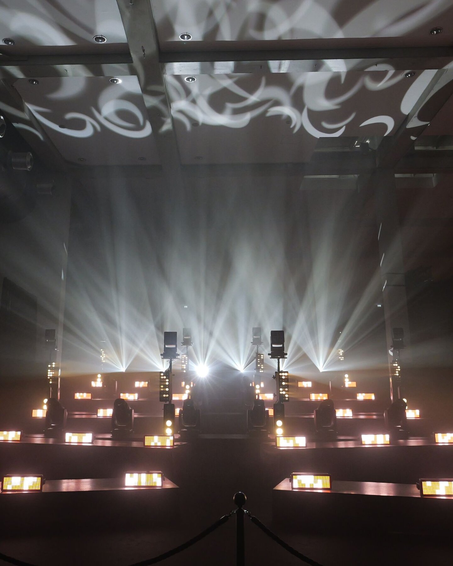 Spettacolare installazione luci su palco scenico con fari accesi