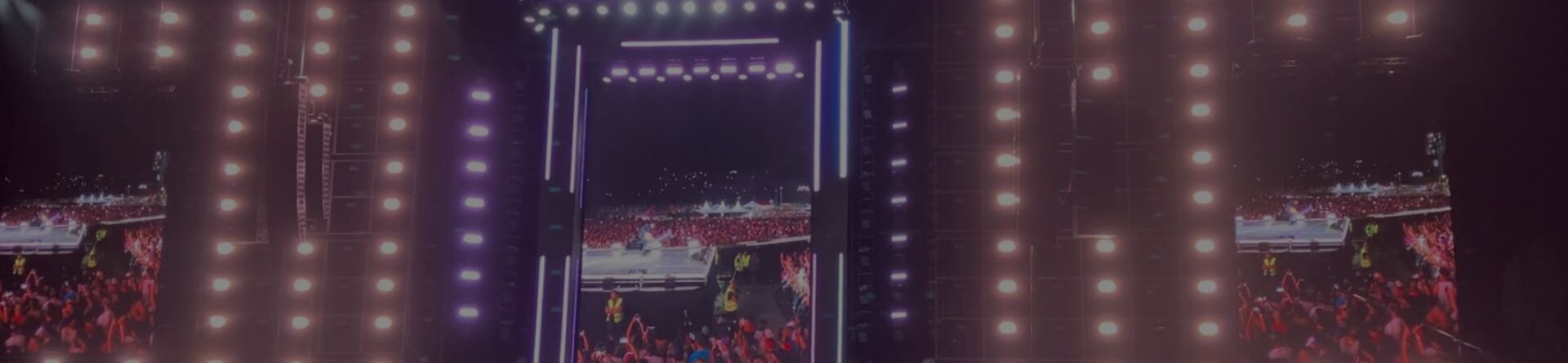 Concerto Cesare Cremonini 2022, palco con maxischermo e folla in festa