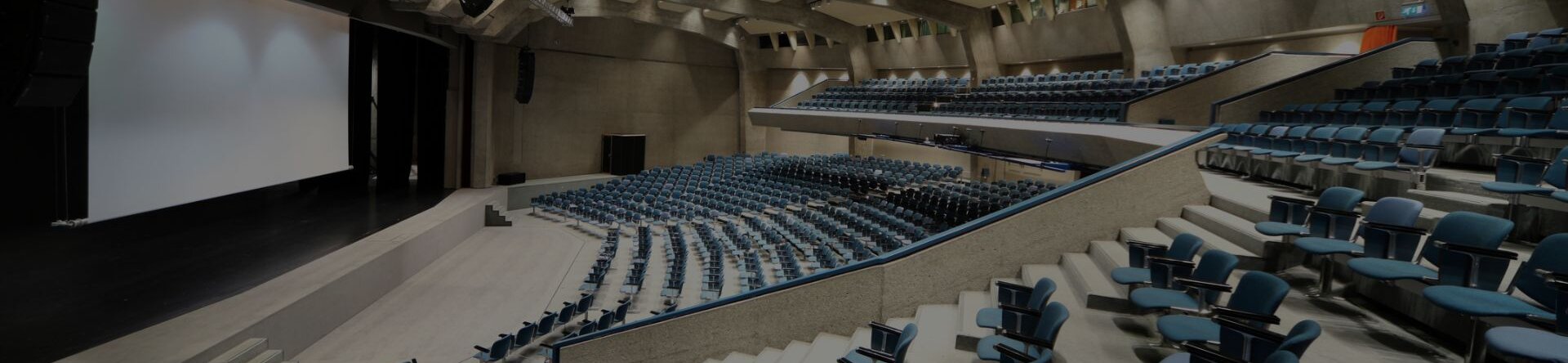  Sala conferenze moderna e attrezzata, pronta per evento aziendale con tecnologie avanzate