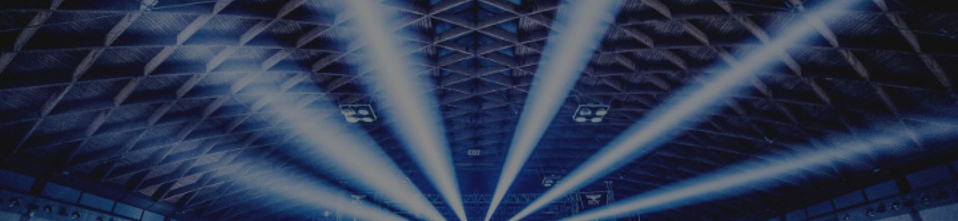 Illuminazione scenografica in un grande festival indoor