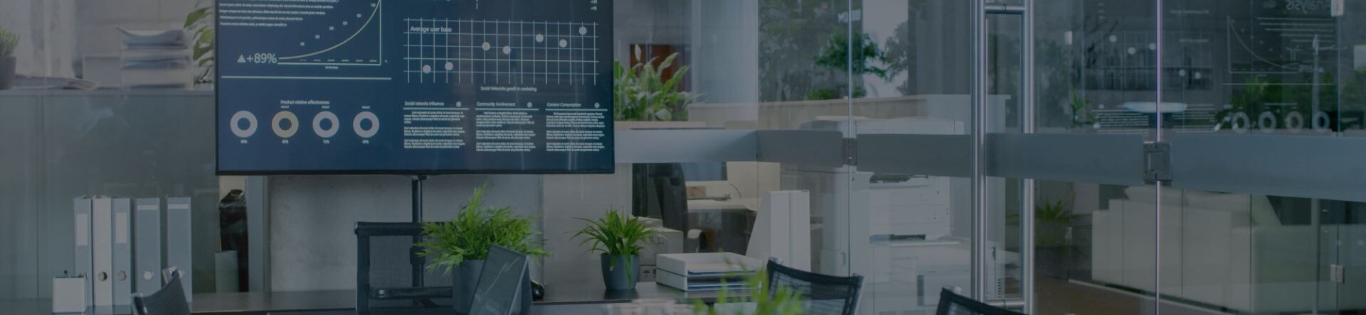  Sala riunioni tecnologica con schermo per dati e postazioni smart
