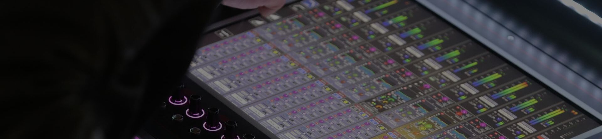 Dettaglio mixer audio digitale con equalizzatori e canali
