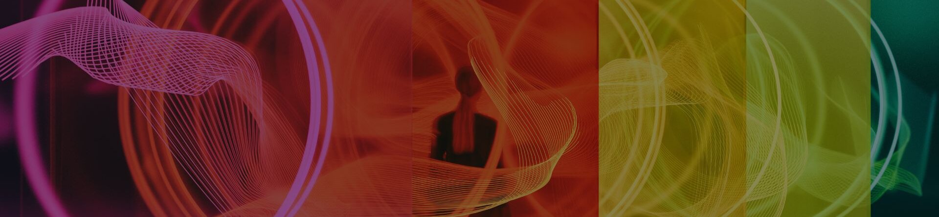 Installazione scenografica con luci dinamiche e presenza umana in controluce