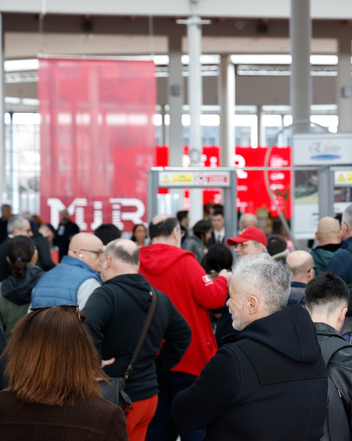 Folla di professionisti in attesa di entrare a MIR, pronti a scoprire le novità del settore Folla di professionisti in attesa di entrare a MIR, pronti a scoprire le novità del settore